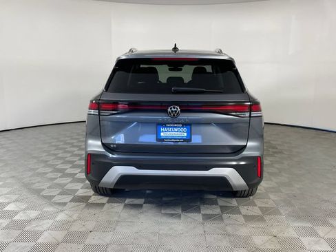 Used 2025 Volkswagen Tiguan SE FWD image 23