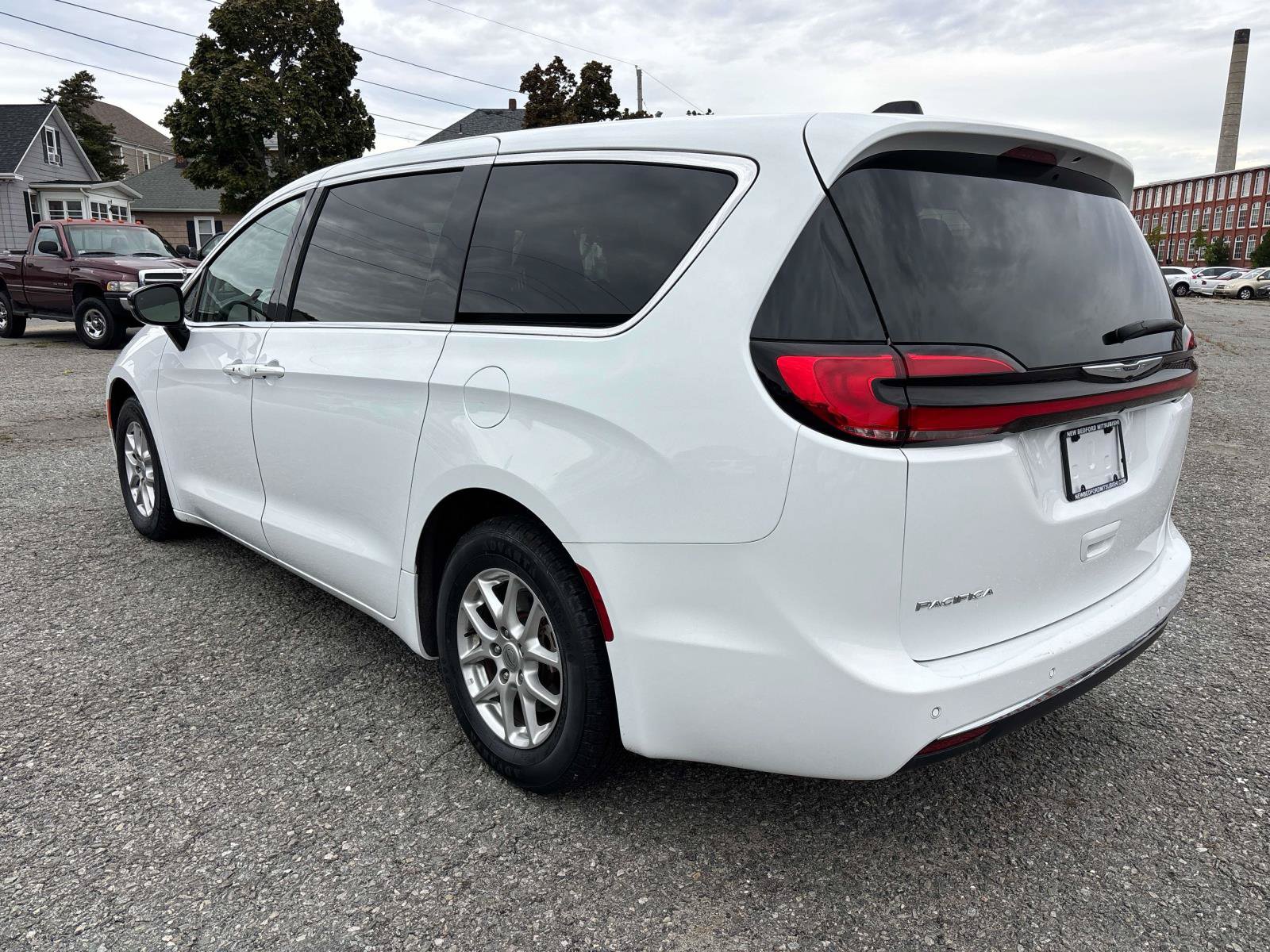 Used 2024 Chrysler Pacifica Touring-L FWD image 7