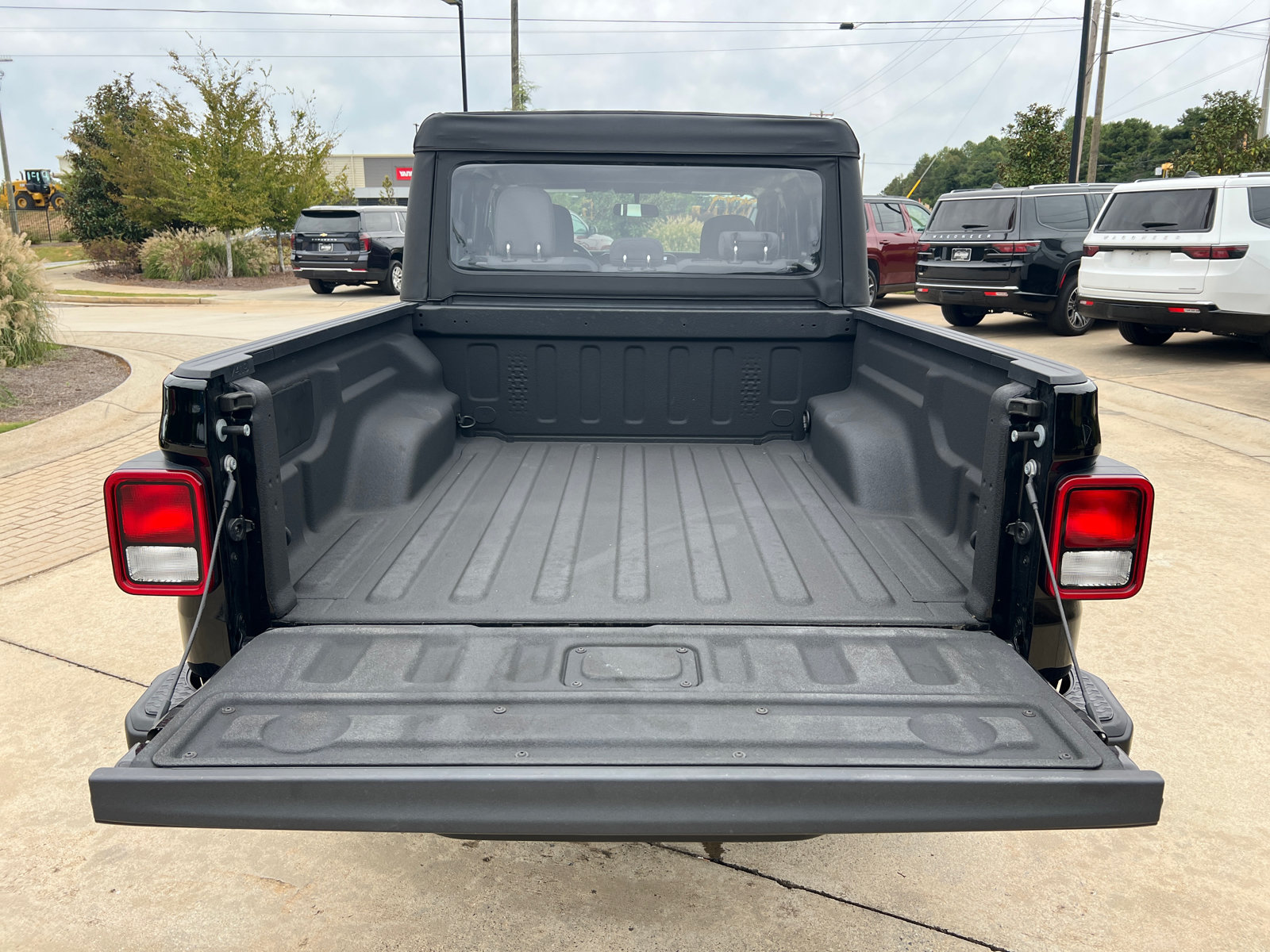 Used 2025 Jeep Gladiator Sport AWD/4WD image 21
