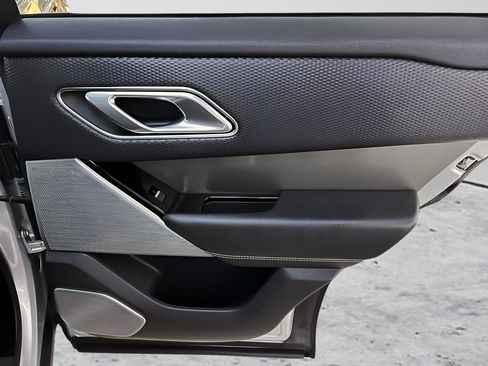 Used 2018 Land Rover Range Rover Velar S image 26