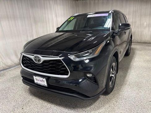 Used 2021 Toyota Highlander XLE AWD/4WD image 7