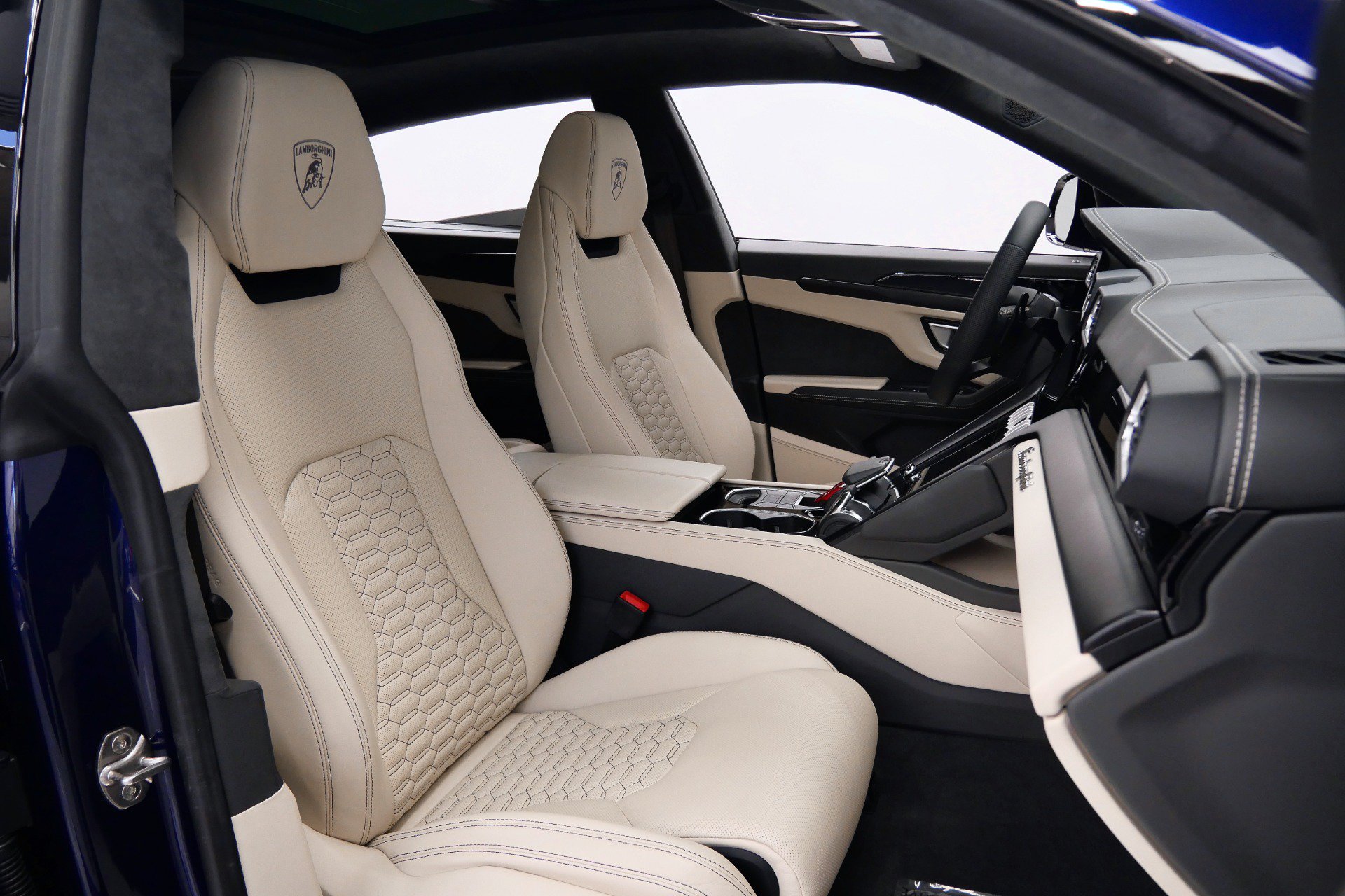Used 2022 Lamborghini Urus AWD/4WD image 24