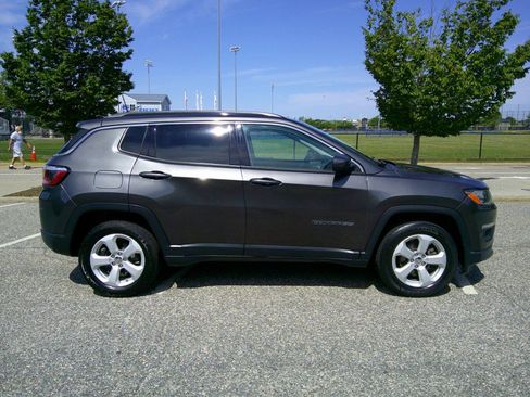 Used 2019 Jeep Compass Latitude w/ Popular Equipment Group AWD/4WD image 9