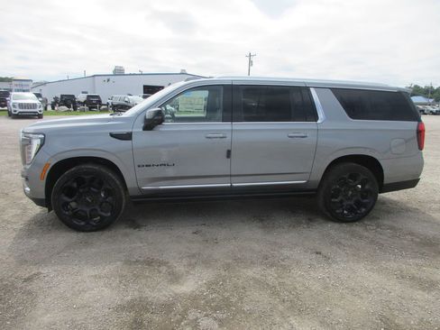 New 2026 GMC Yukon XL Denali w/ Denali Reserve Package AWD/4WD image 7