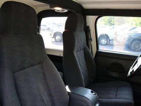 Used 2004 Jeep Wrangler Rubicon w/ Dual Top Group AWD/4WD image 18