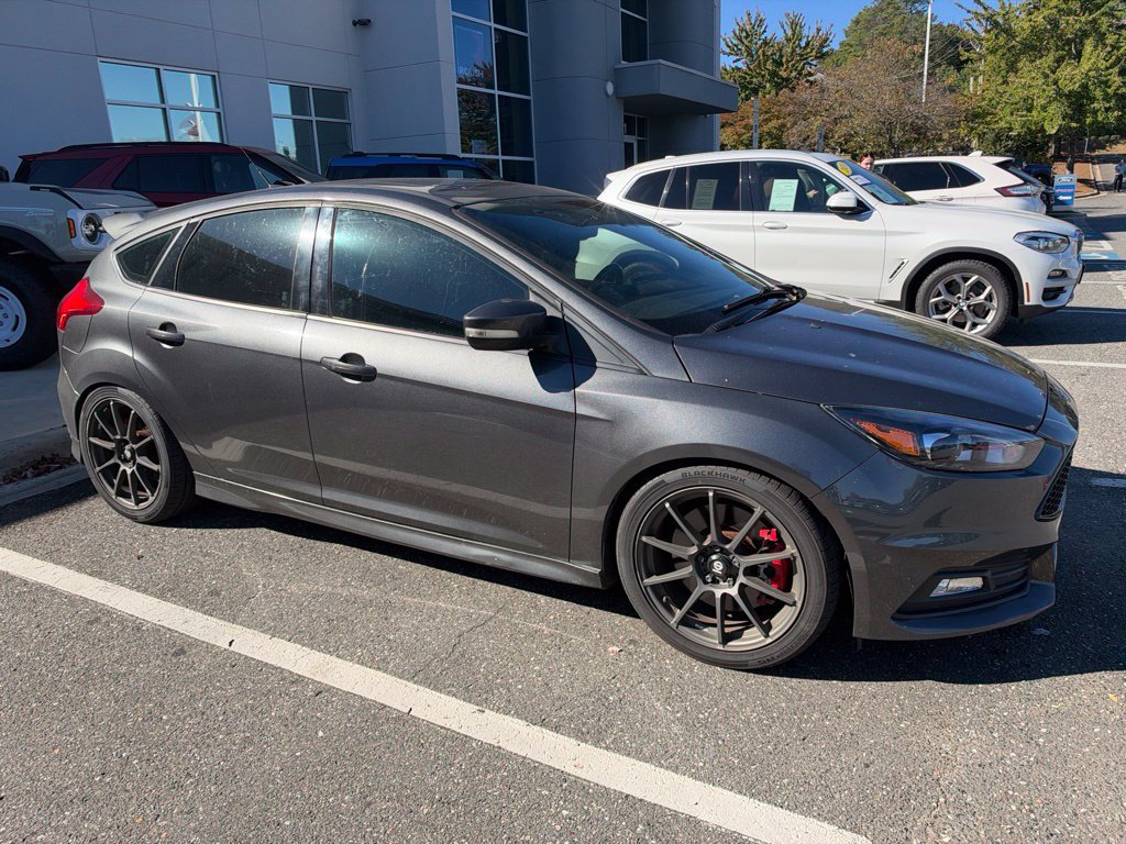 Used 2017 Ford Focus ST w/ Equipment Group 402A FWD image 4