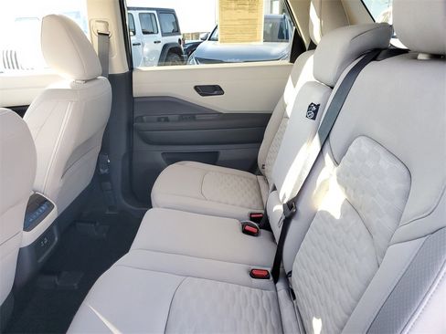 Used 2023 Nissan Pathfinder SV image 14