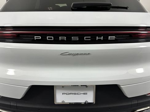 Certified 2025 Porsche Cayenne AWD/4WD image 14