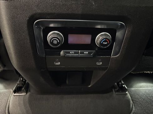 Used 2024 Chevrolet Suburban LT image 28