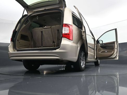 Used 2014 Chrysler Town & Country Touring FWD image 38