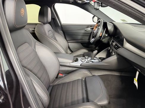 Used 2025 Alfa Romeo Giulia AWD image 33