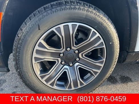 Used 2024 Jeep Wagoneer L Series II w/ Flexible Seating Group AWD/4WD image 9