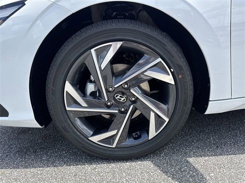 New 2025 Hyundai Elantra SEL image 11