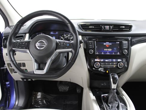 Used 2022 Nissan Rogue Sport SV w/ Technology Package image 2