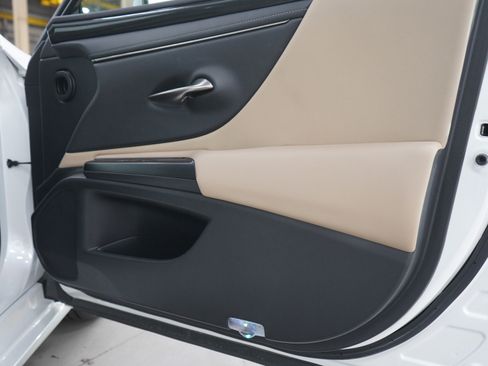 Used 2021 Lexus ES 350 w/ Accessory Package FWD image 9