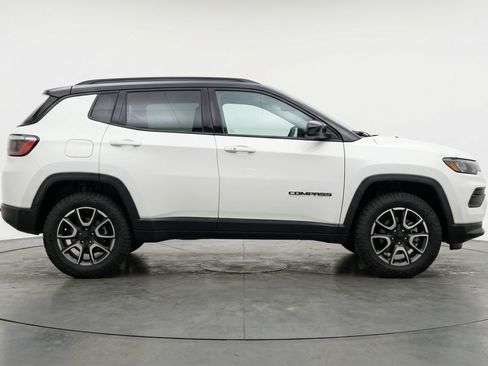 Used 2025 Jeep Compass Trailhawk image 11