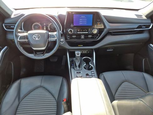Used 2025 Toyota Highlander XSE AWD/4WD image 18