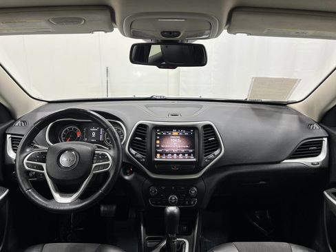 Used 2018 Jeep Cherokee Latitude Plus w/ Comfort/Convenience Group FWD image 18