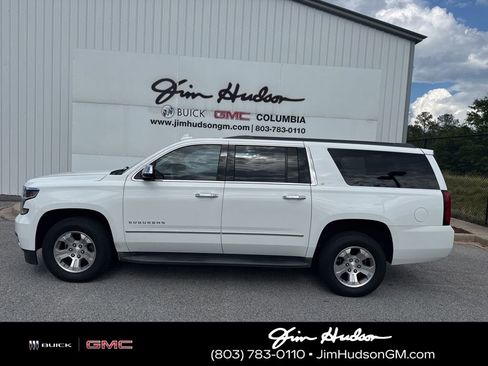 Used 2017 Chevrolet Suburban LT w/ Luxury Package RWD image 2