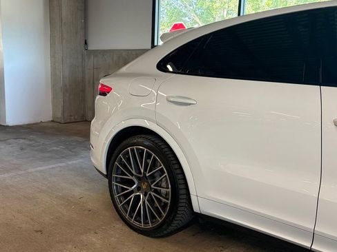 Used 2022 Porsche Cayenne Turbo AWD/4WD image 10