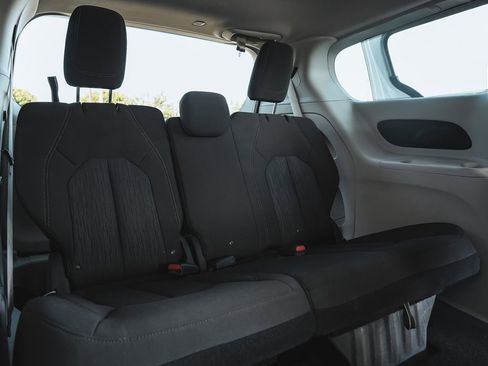 Used 2017 Chrysler Pacifica Touring image 19