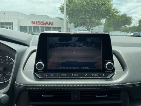 Used 2025 Nissan Rogue SV FWD image 26