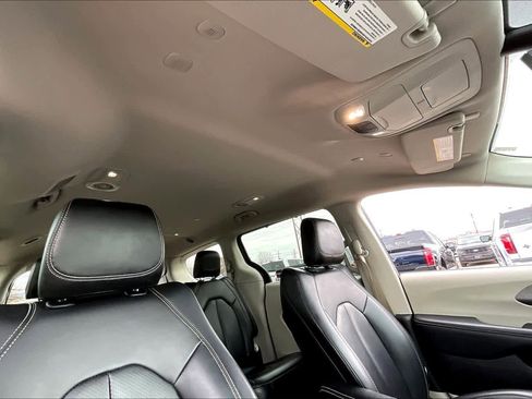 Used 2023 Chrysler Pacifica Touring-L image 13