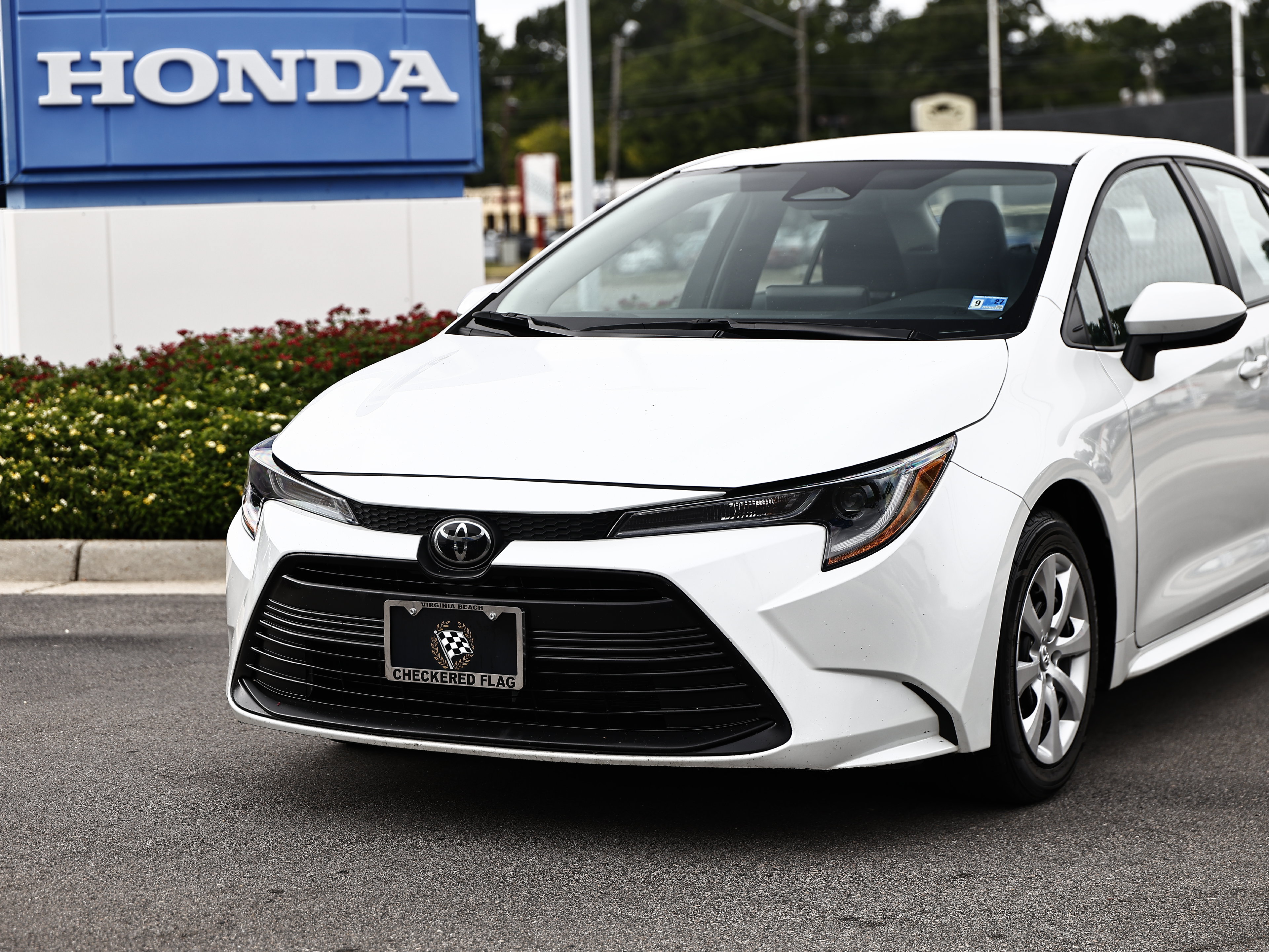 Used 2025 Toyota Corolla LE FWD image 2