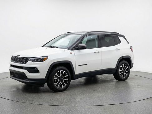 Used 2025 Jeep Compass Trailhawk AWD/4WD image 3