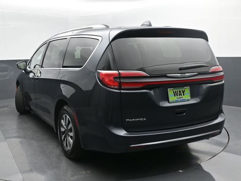 Used 2021 Chrysler Pacifica Touring-L image 4