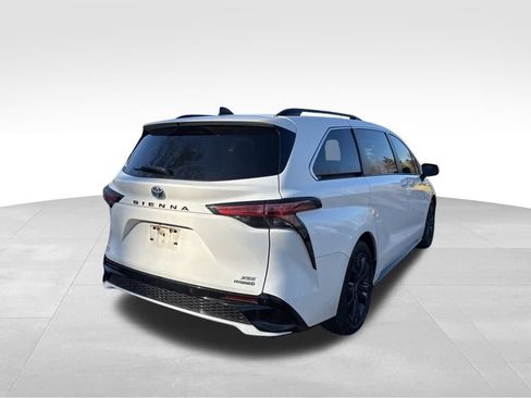 Used 2023 Toyota Sienna XSE image 7