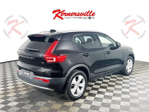 Used 2022 Volvo XC40 T4 Momentum image 7