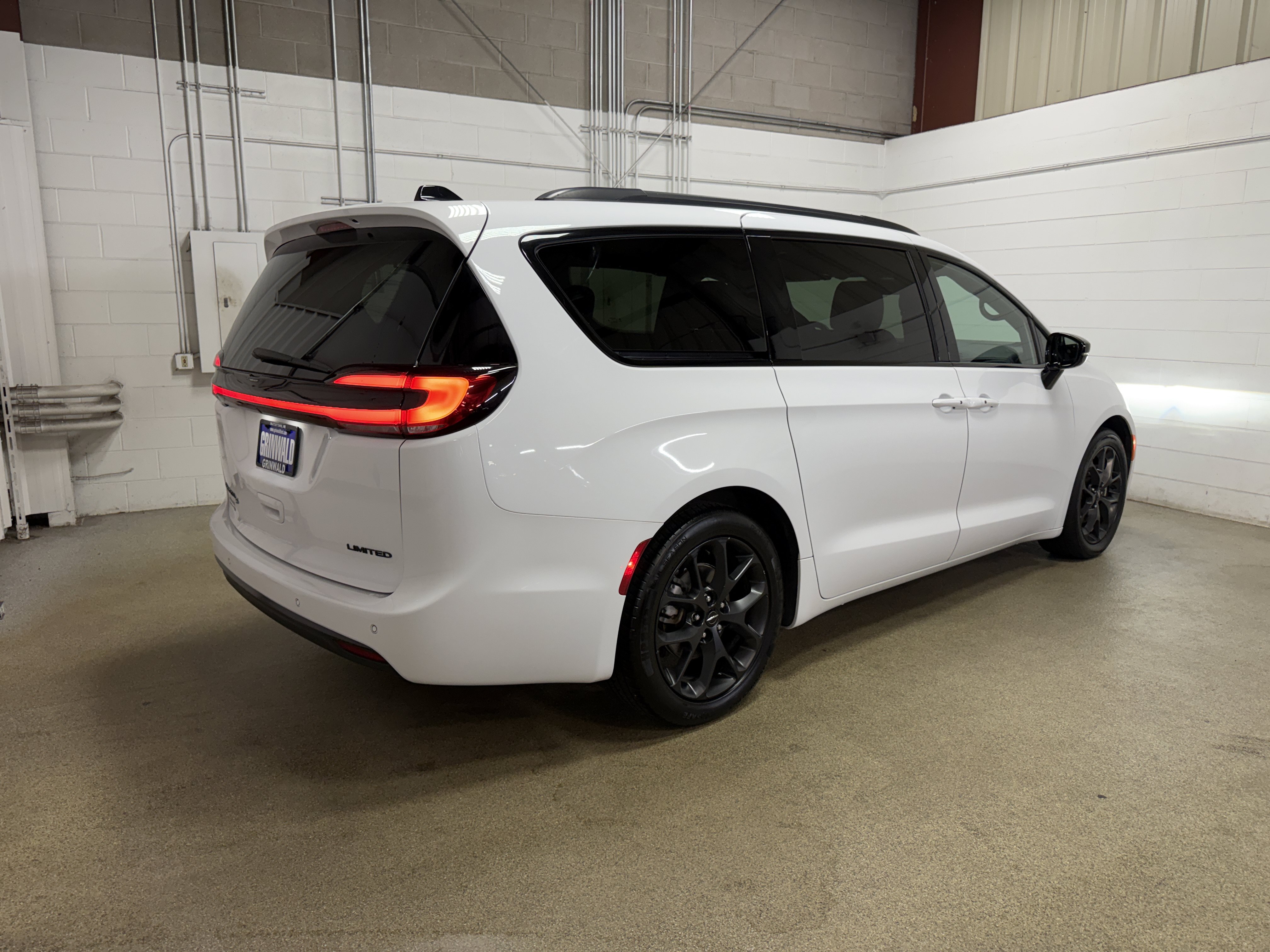 Used 2025 Chrysler Pacifica Limited FWD image 11