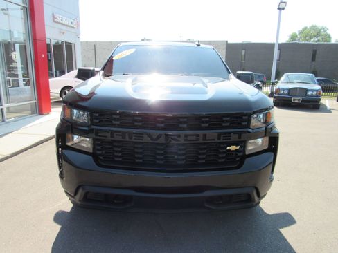 Used 2020 Chevrolet Silverado 1500 Custom w/ Custom Value Package AWD/4WD image 3