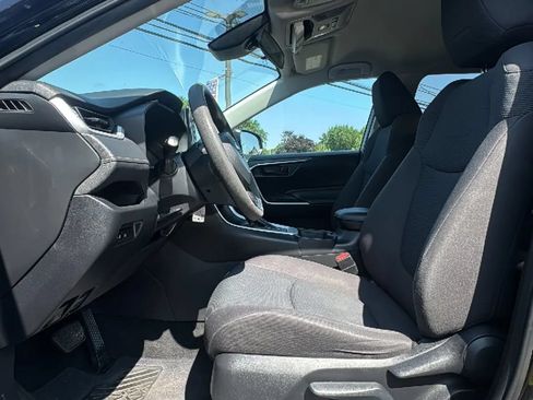 Used 2021 Toyota RAV4 LE FWD image 11
