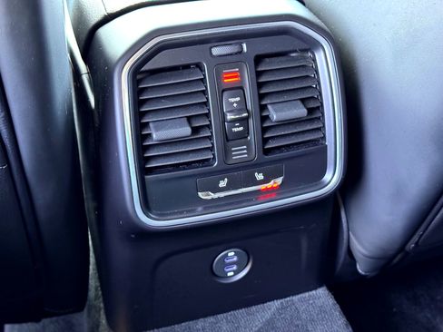 Used 2020 Porsche Macan image 25