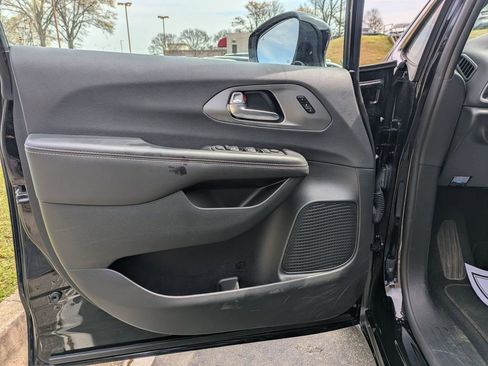 Used 2025 Chrysler Pacifica Select image 11