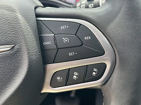 Used 2023 Chrysler Pacifica Touring-L FWD image 26