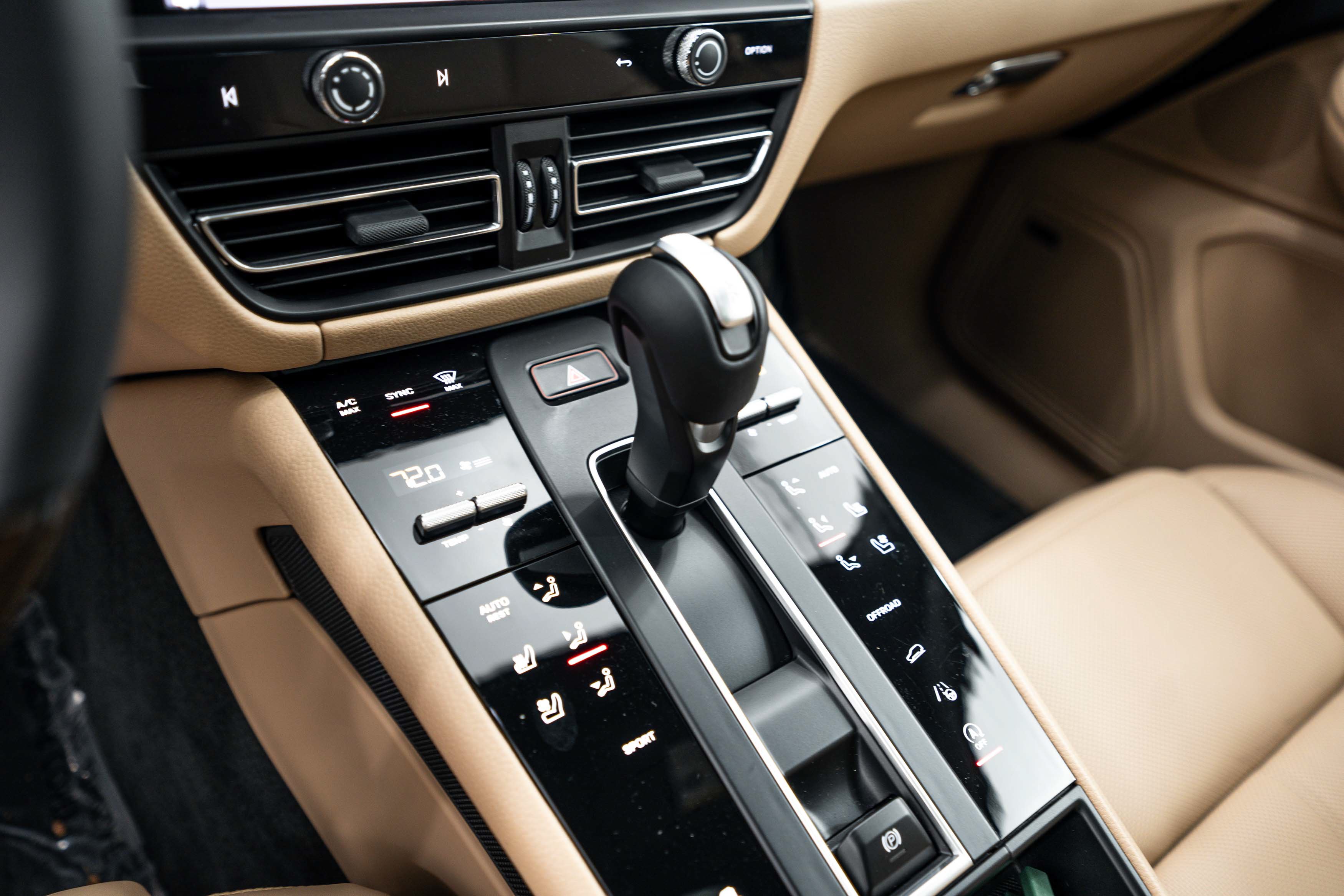 Certified 2025 Porsche Macan AWD/4WD image 13