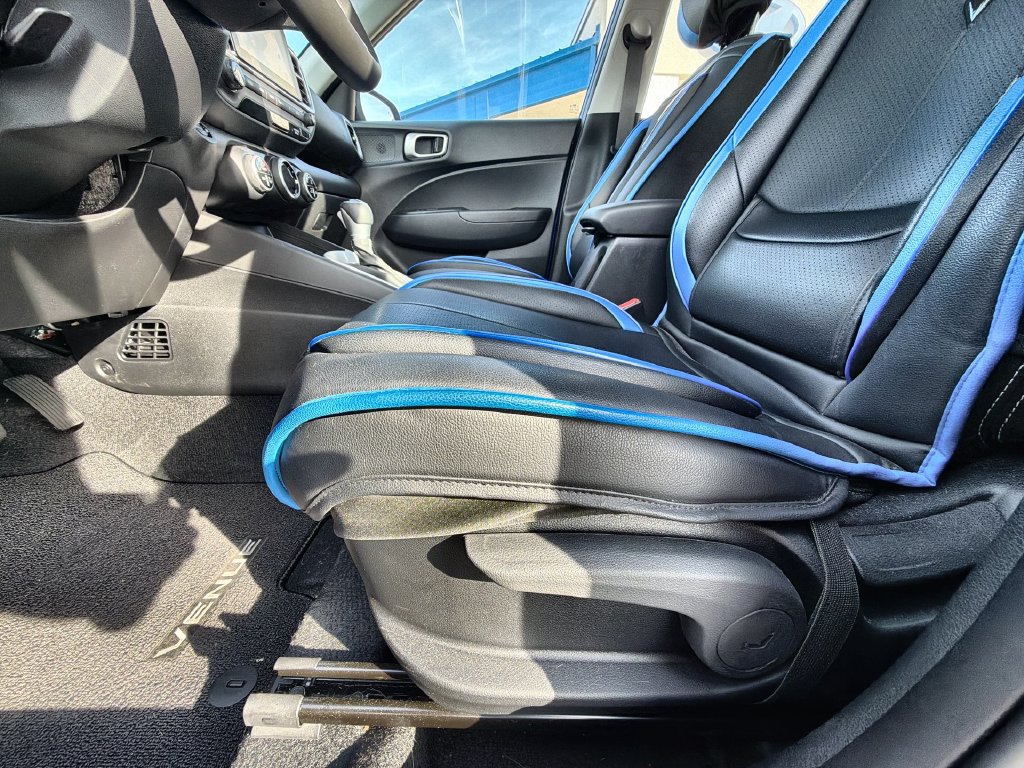Used 2026 Hyundai Venue SEL FWD image 14
