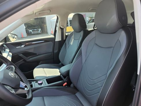 New 2025 Volkswagen Tiguan SE image 10