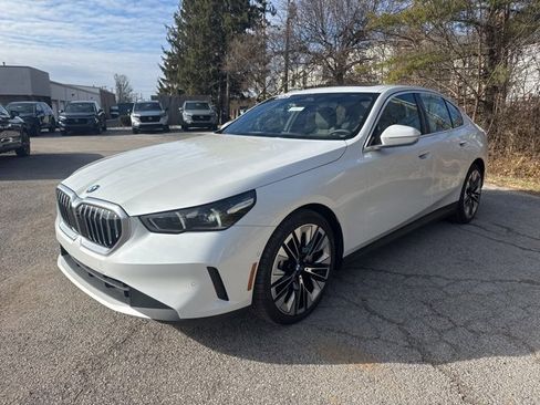 Used 2025 BMW 530i xDrive w/ Premium Package image 6