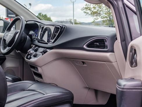 Used 2023 Chrysler Pacifica Touring-L FWD image 22