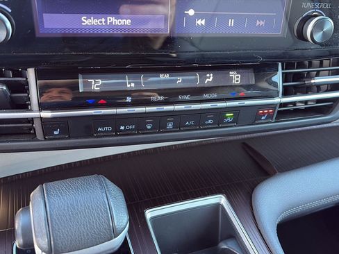 Used 2023 Toyota Sienna XLE image 14