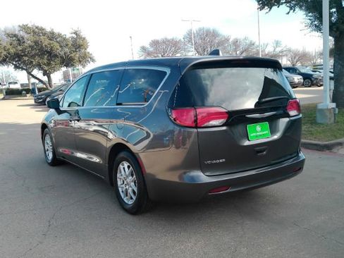 Used 2023 Chrysler Voyager LX image 11
