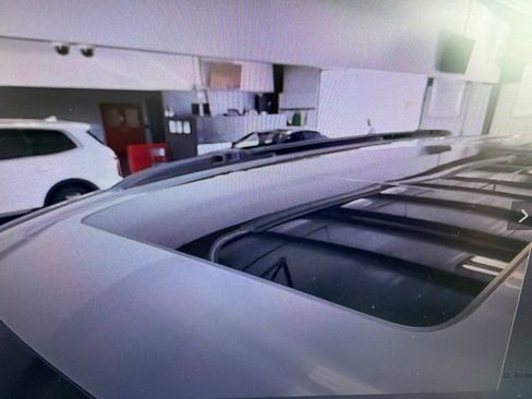 Used 2023 Chrysler Pacifica Limited FWD image 5
