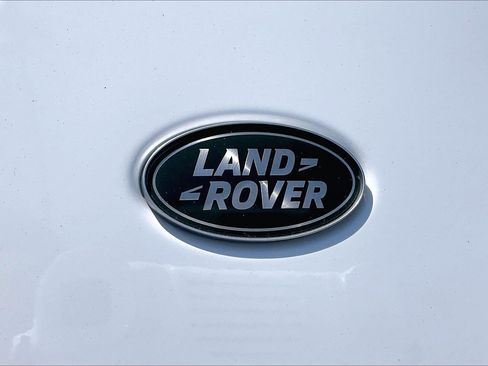 Used 2025 Land Rover Discovery Dynamic SE AWD/4WD image 9