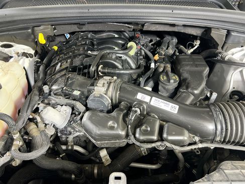 Used 2023 Jeep Grand Cherokee Laredo w/ Luxury Tech Group I AWD/4WD image 29