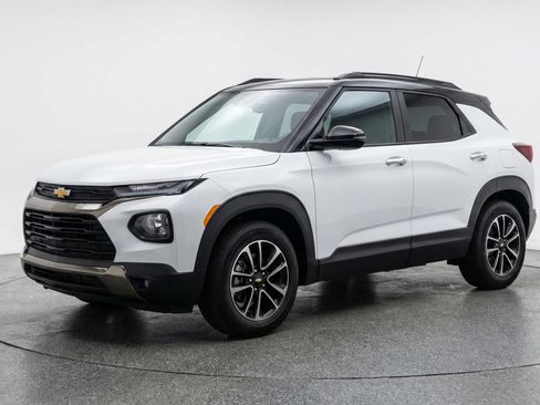 Used 2025 Chevrolet TrailBlazer LT image 3