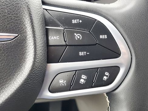 Used 2023 Chrysler Pacifica Touring-L FWD image 16